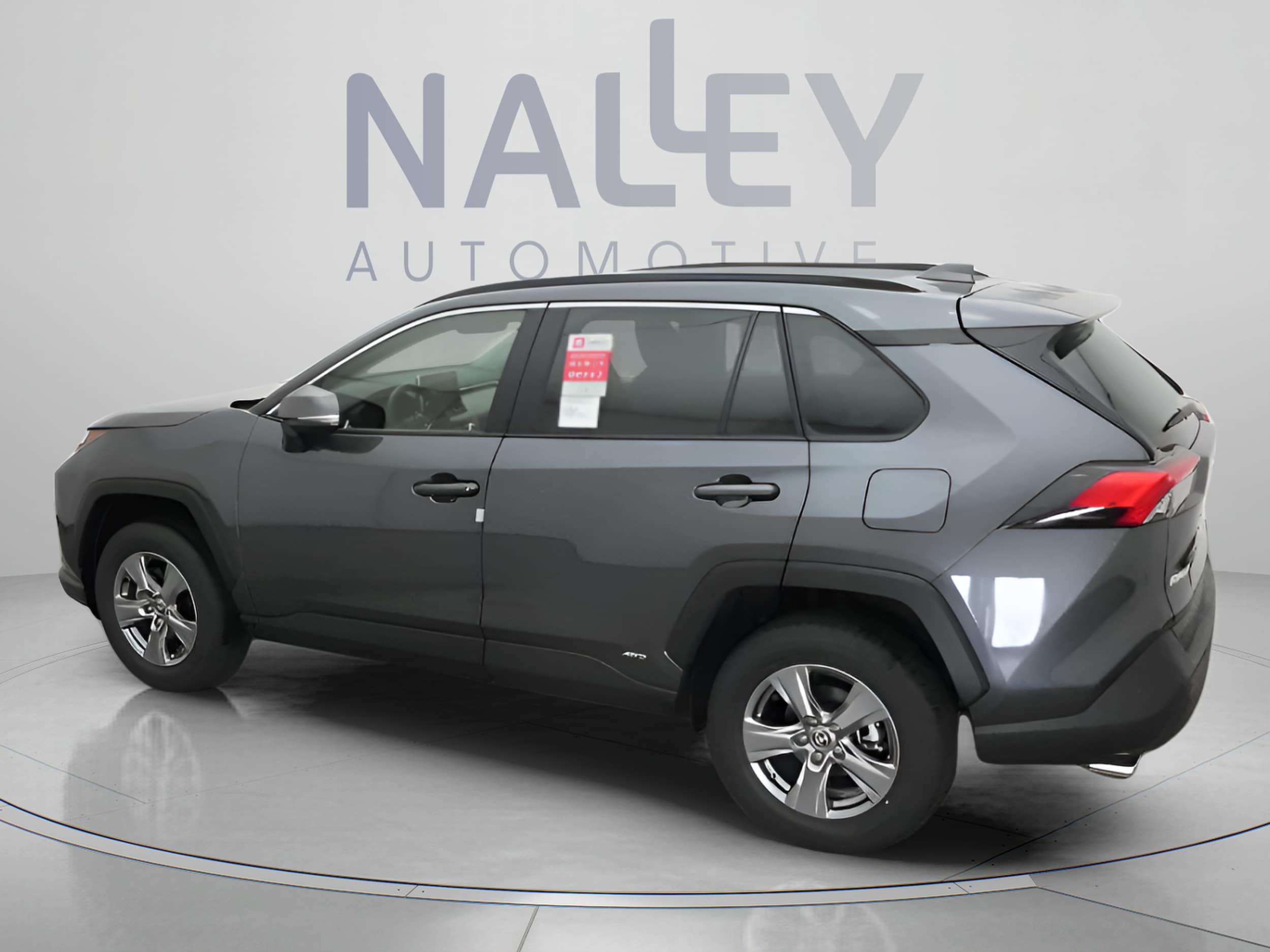 2025 Toyota RAV4 XLE - Photo 9