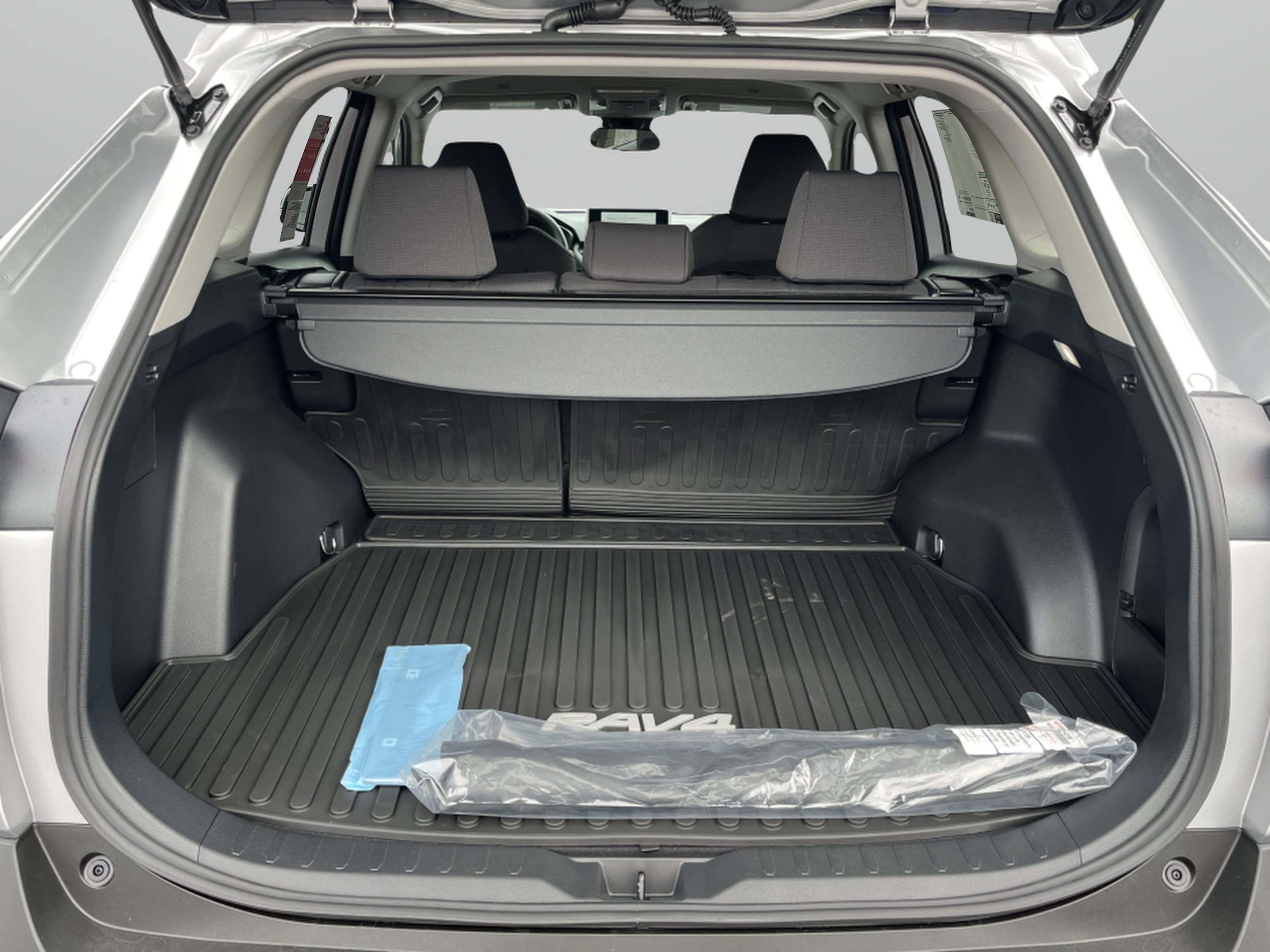 2025 Toyota RAV4 XLE - Photo 25