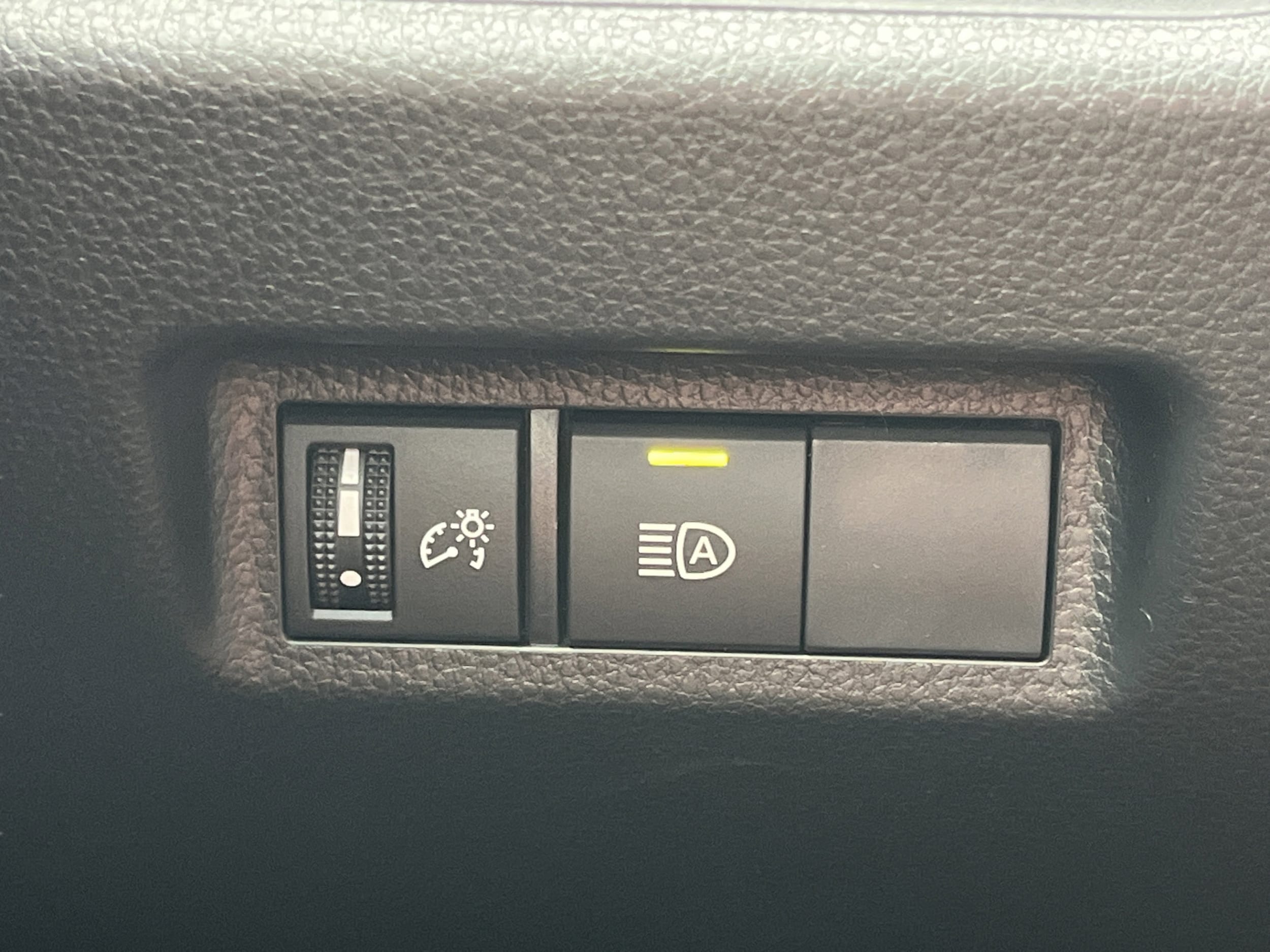 2025 Toyota RAV4 XLE - Photo 19