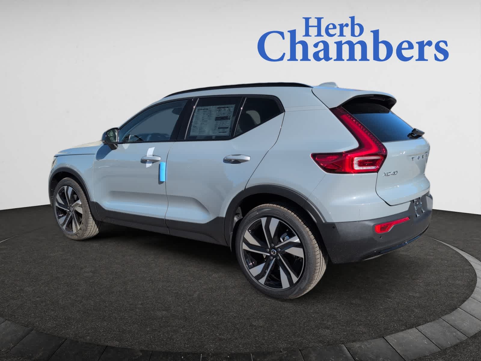2026 Volvo XC40 photo 2