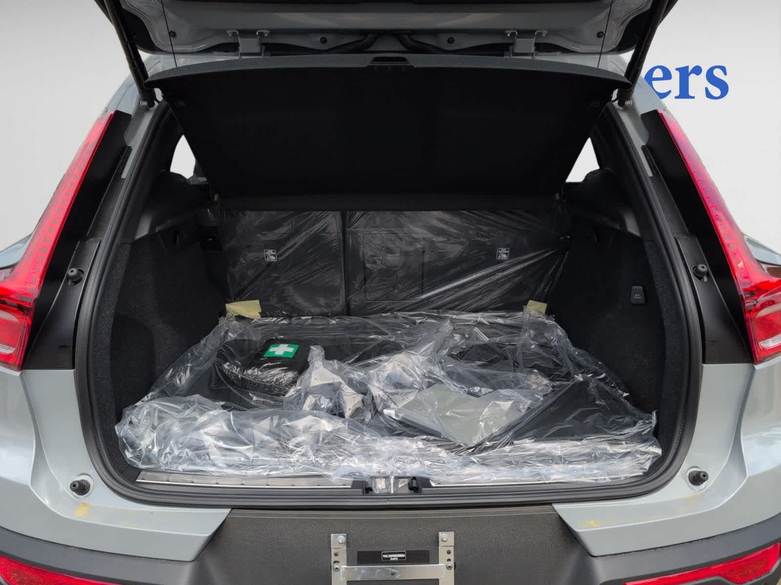 2025 Volvo XC40 photo 3