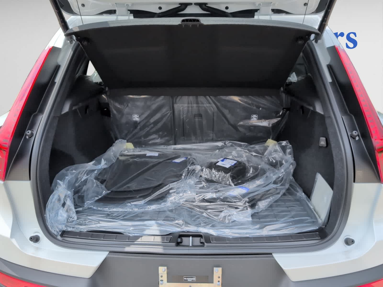 2026 Volvo XC40 Plus photo 3