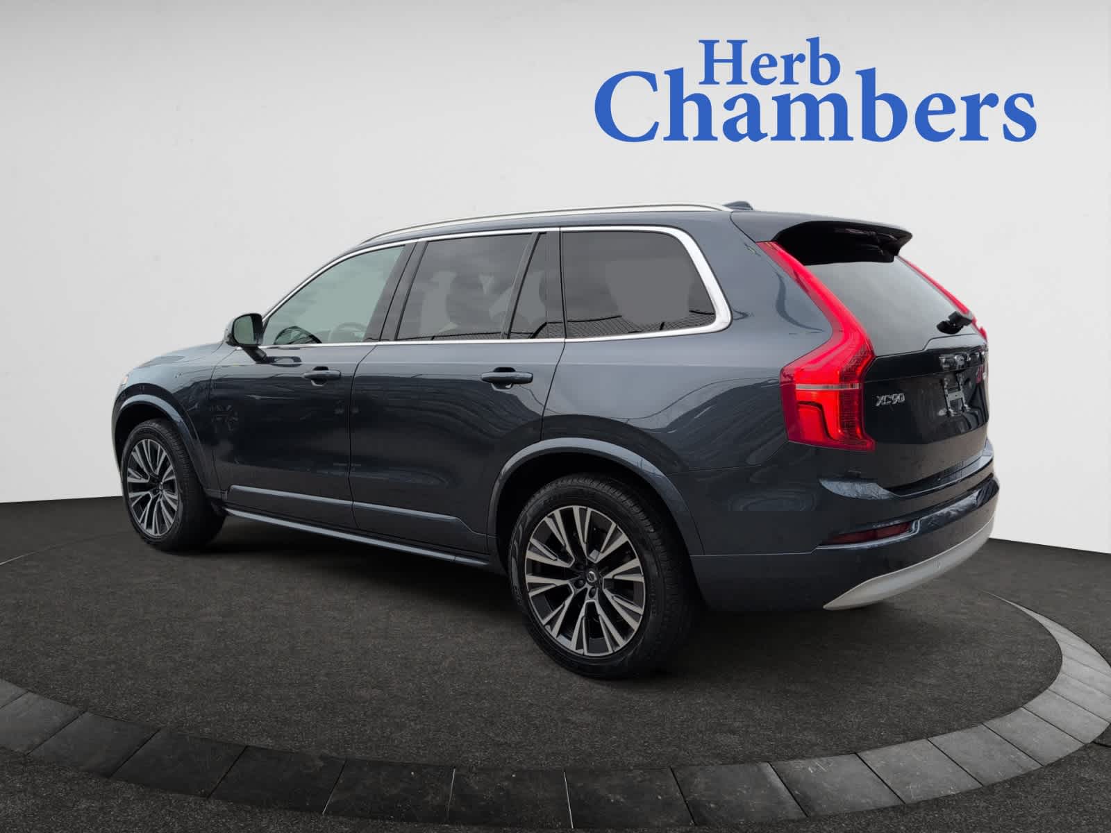 2022 Volvo XC90 T6 AWD Momentum photo 2