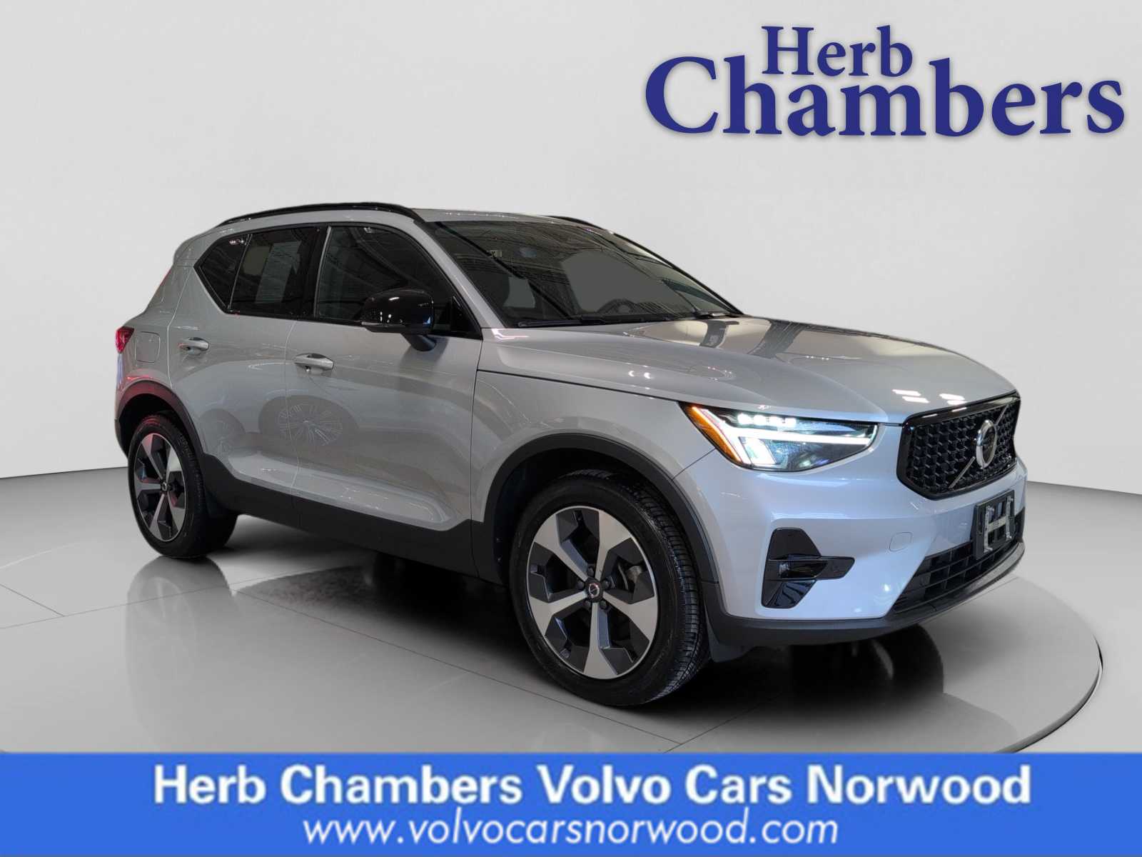 2023 Volvo XC40 B5 Plus Dark Theme AWD