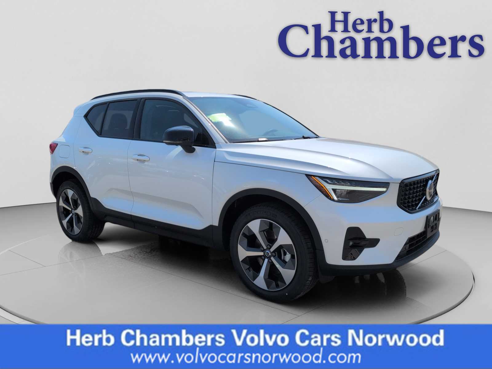 2026 Volvo XC40 B5 Plus Dark AWD's photo