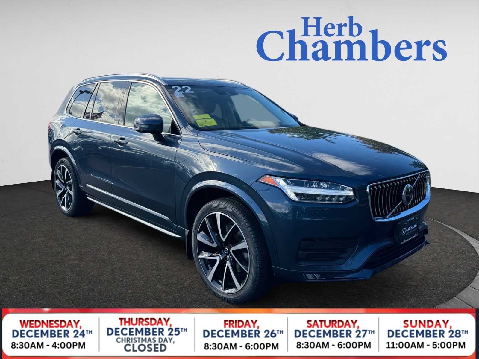 2022 Volvo XC90 Momentum's photo