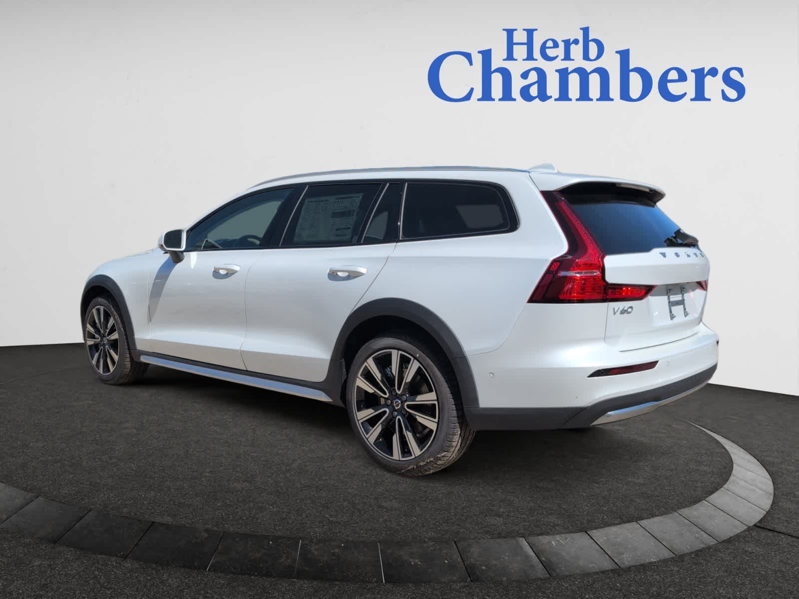 2025 Volvo V60 Cross Country B5 photo 3