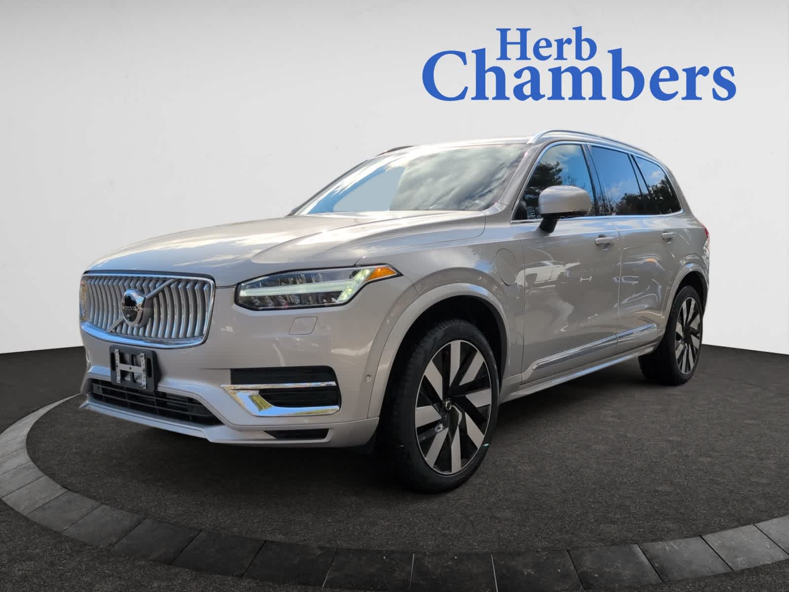 used 2025 Volvo XC90 plug-in hybrid car, priced at $78,455
