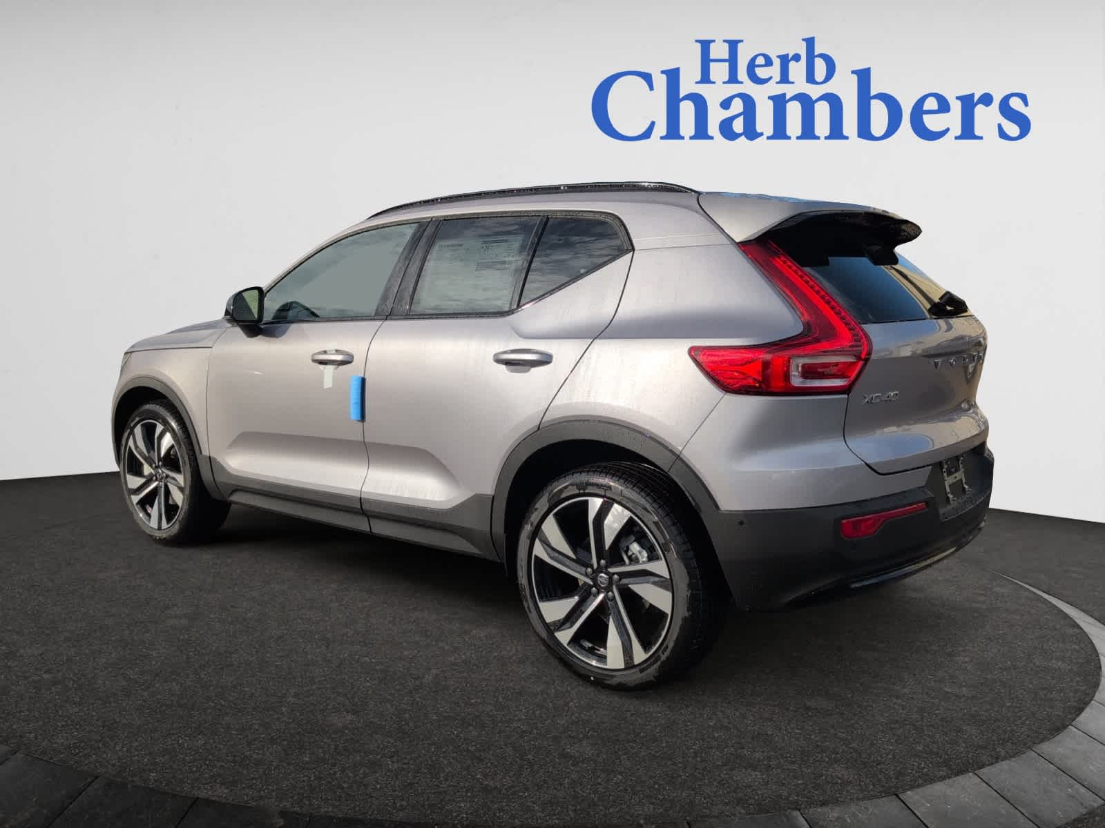 2026 Volvo XC40 Plus photo 2