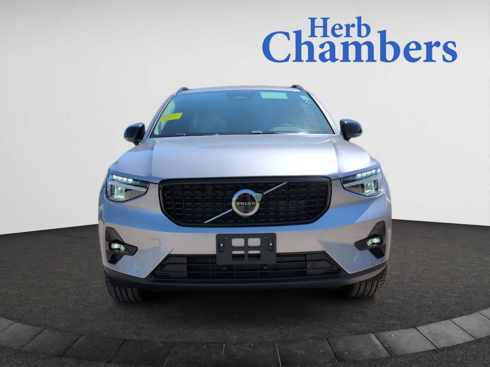 2026 Volvo XC40 Plus photo 2