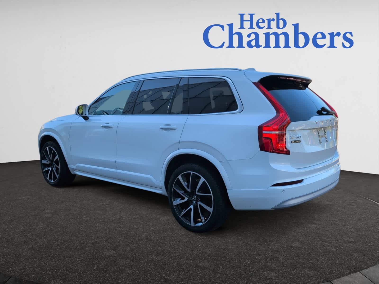 2022 Volvo XC90 T6 AWD Momentum photo 3
