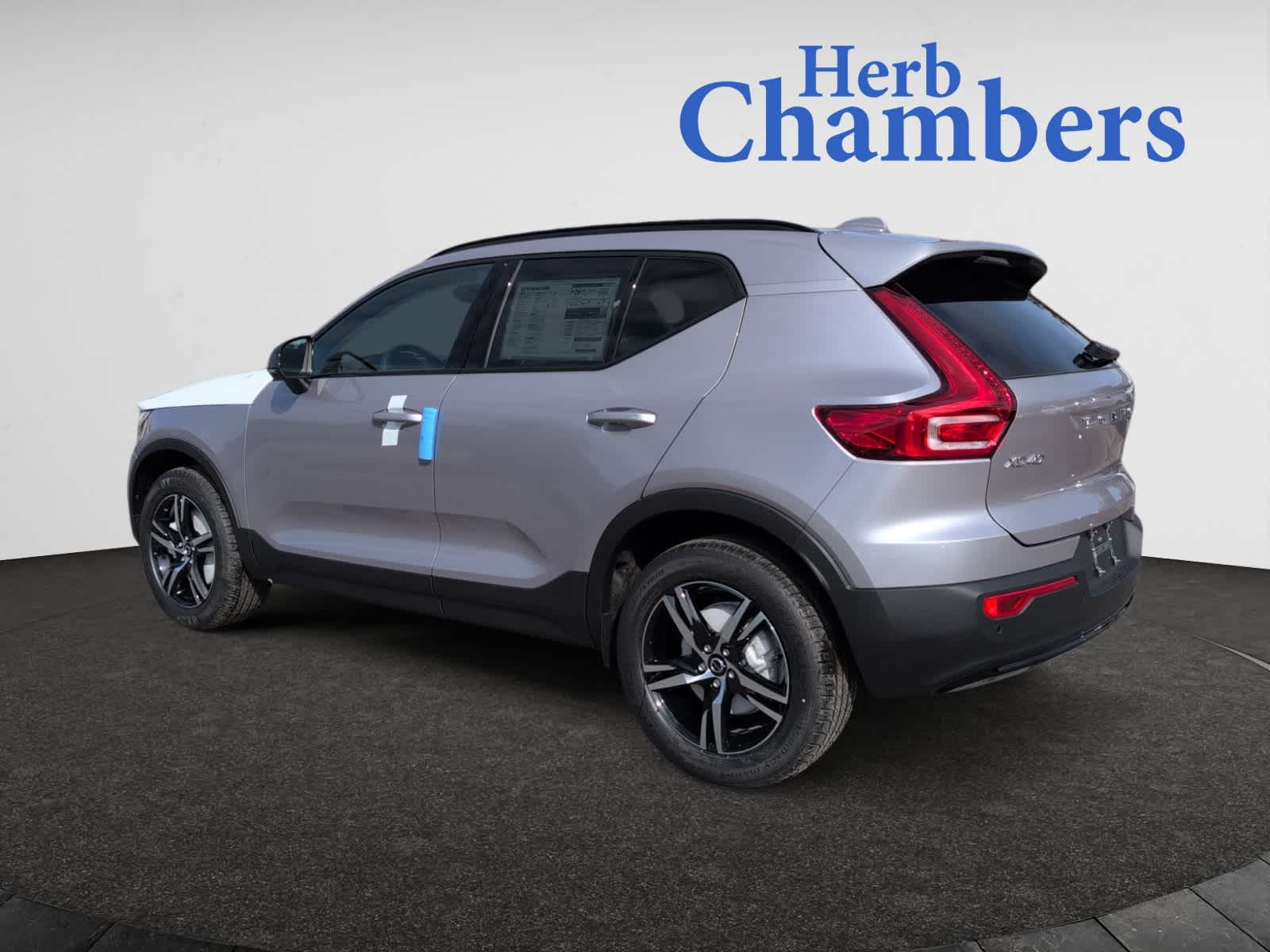 2026 Volvo XC40 Core photo 3