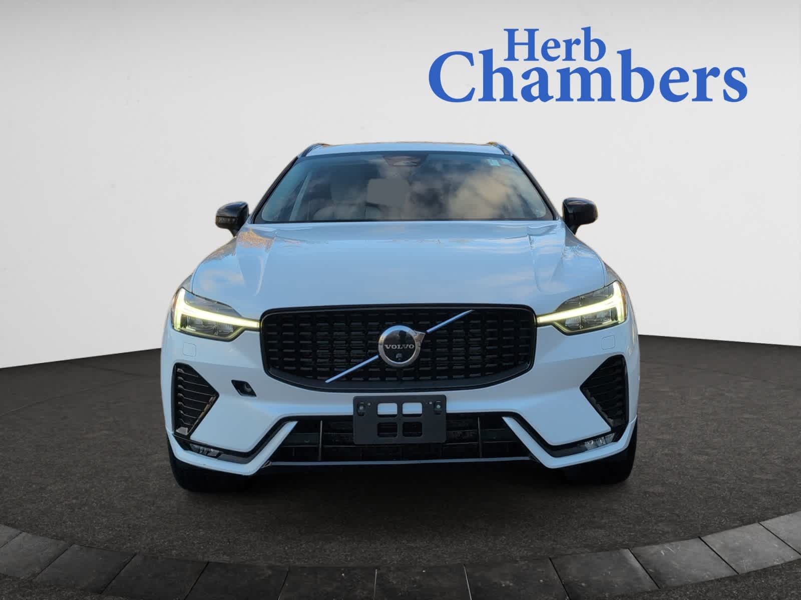 2023 Volvo XC60 B5 Plus photo 2