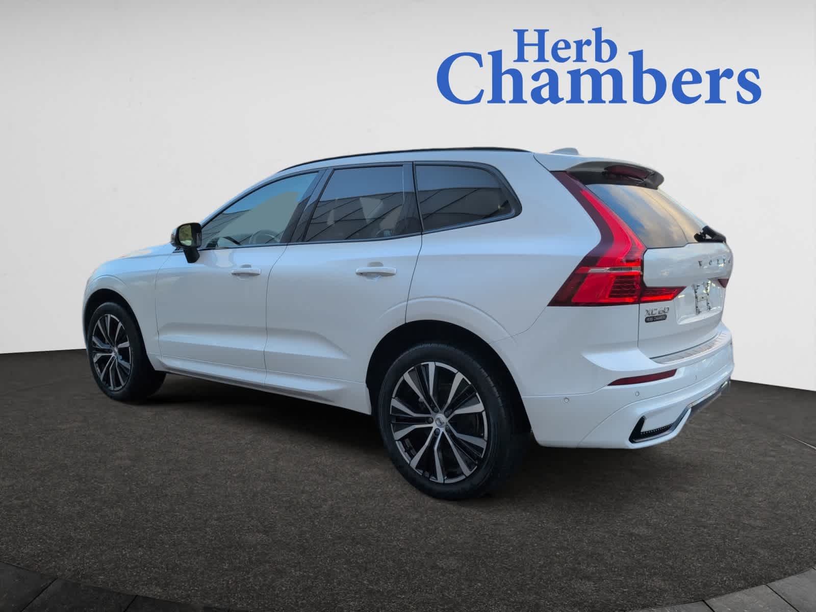 2023 Volvo XC60 B5 Plus photo 3