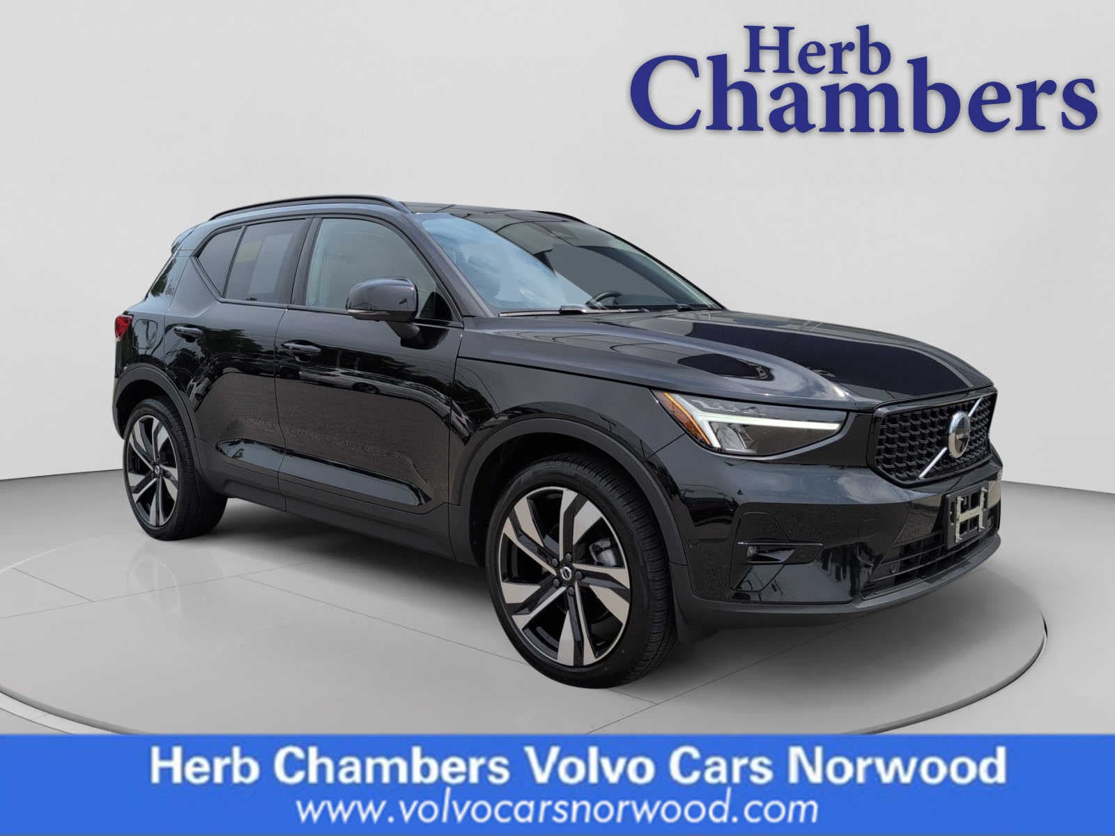 2023 Volvo XC40 Plus Dark Theme AWD photo