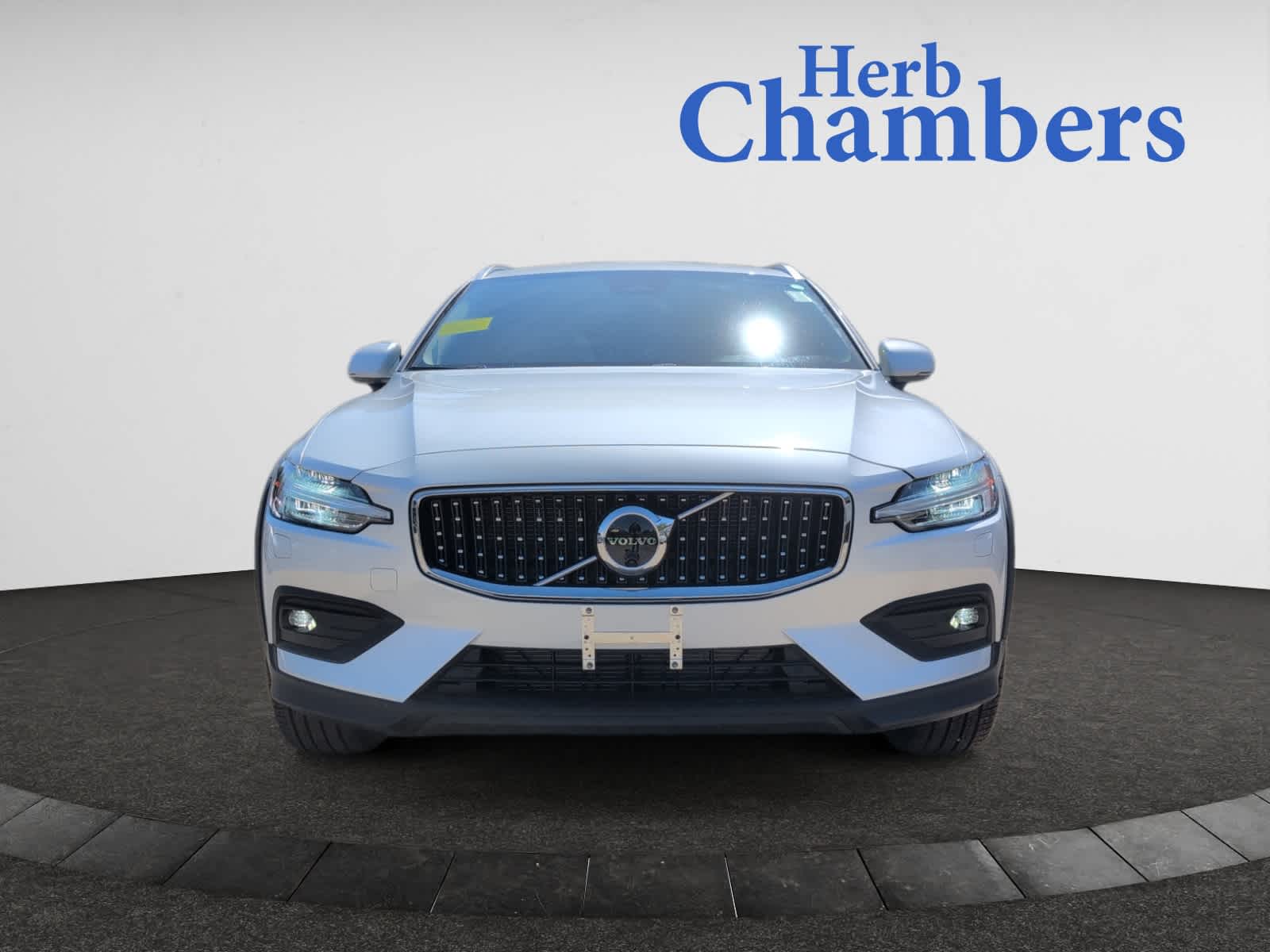 2025 Volvo V60 Cross Country B5 photo 2