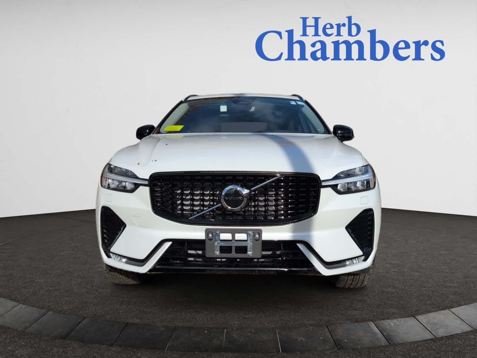 2025 Volvo XC60 B5 Core photo 2