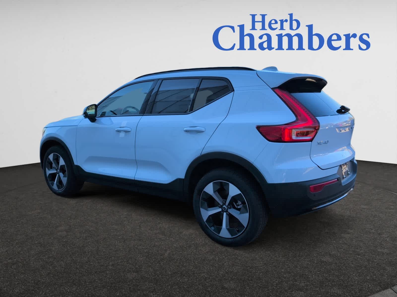 2026 Volvo XC40 Plus photo 3