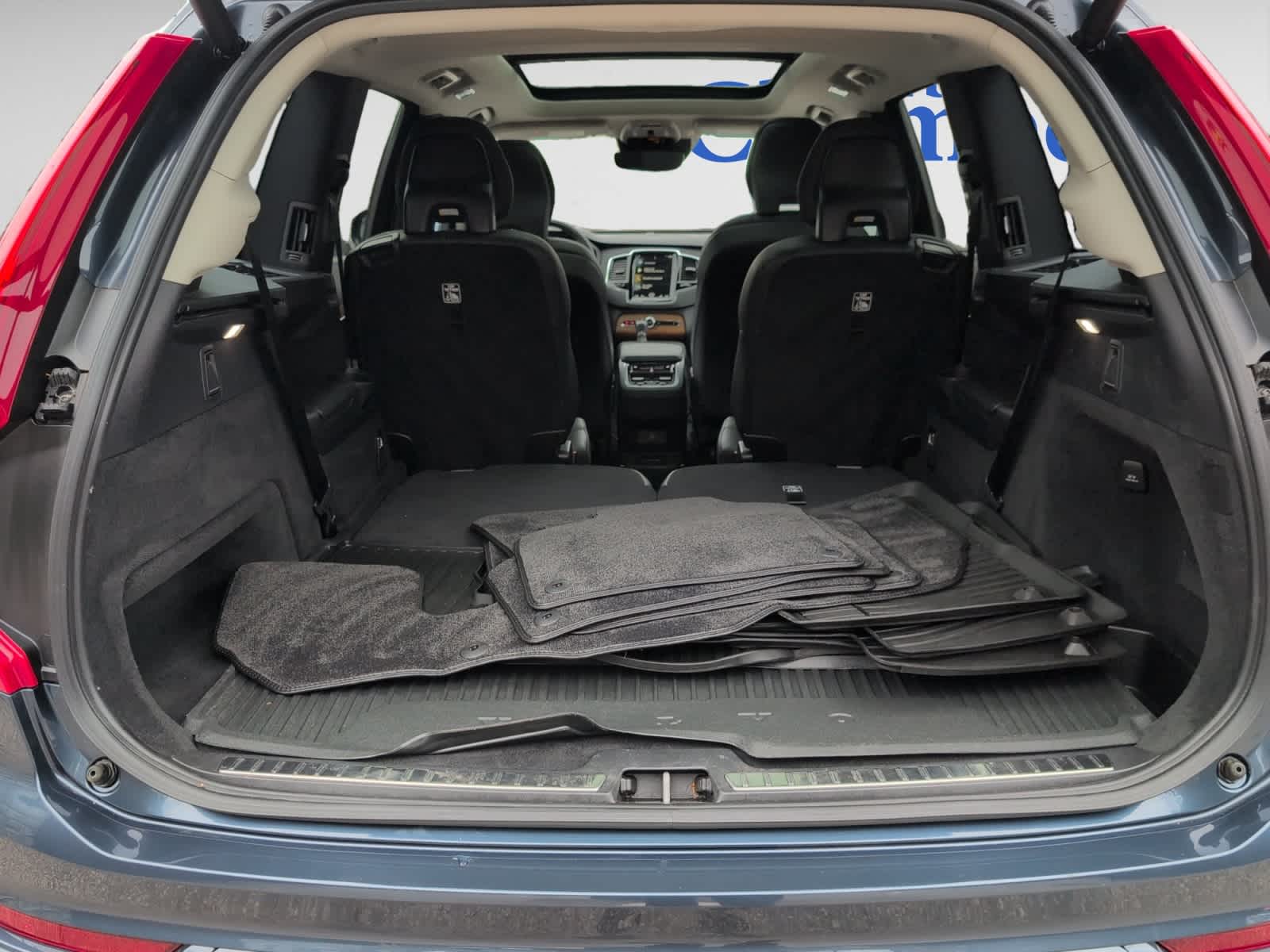 2022 Volvo XC90 T6 AWD Momentum photo 3