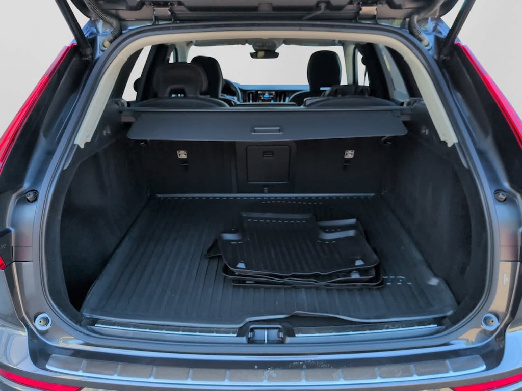 Used 2022 Volvo XC60 B5 AWD Momentum SUV