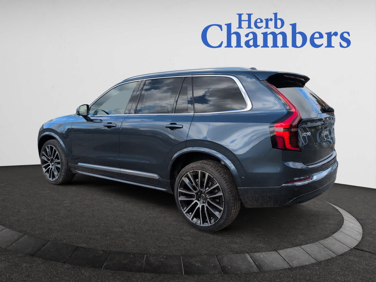 2026 Volvo XC90 Plus photo 3