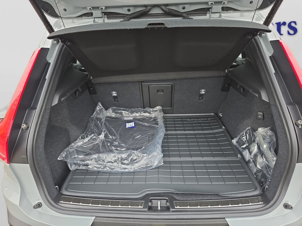 Used 2025 Volvo XC40 B5 Ultra Bright Theme SUV