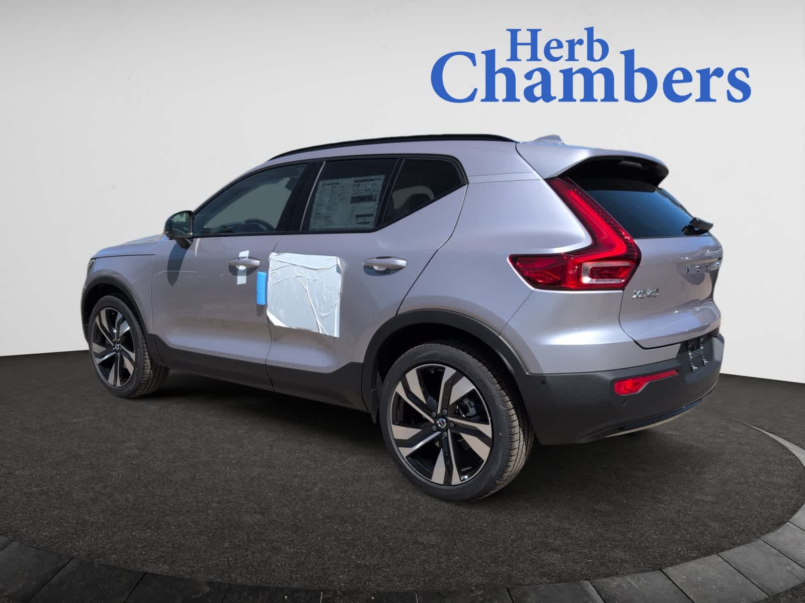 2026 Volvo XC40 Plus photo 3