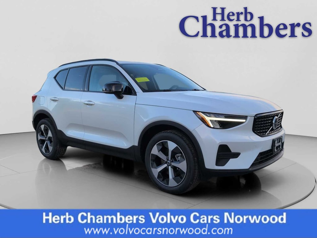 New 2026 Volvo XC40 B5 Core SUV