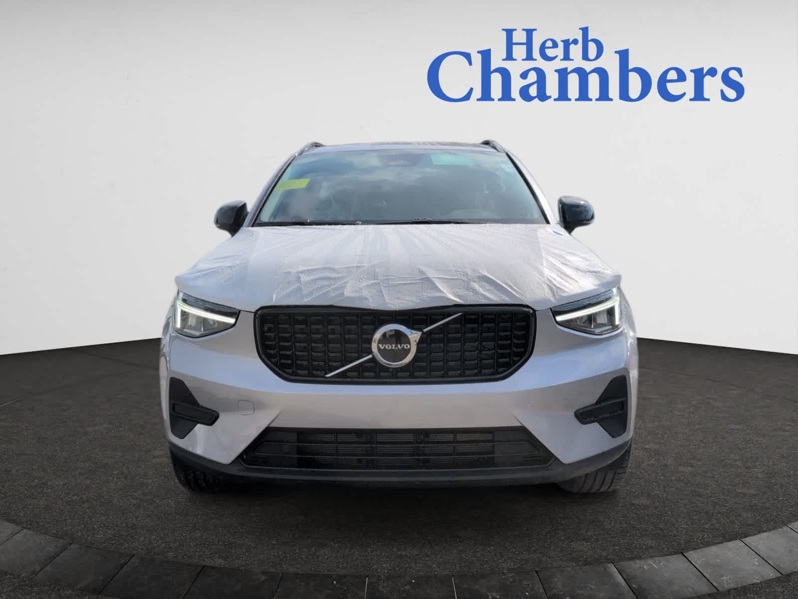 2026 Volvo XC40 Core photo 2