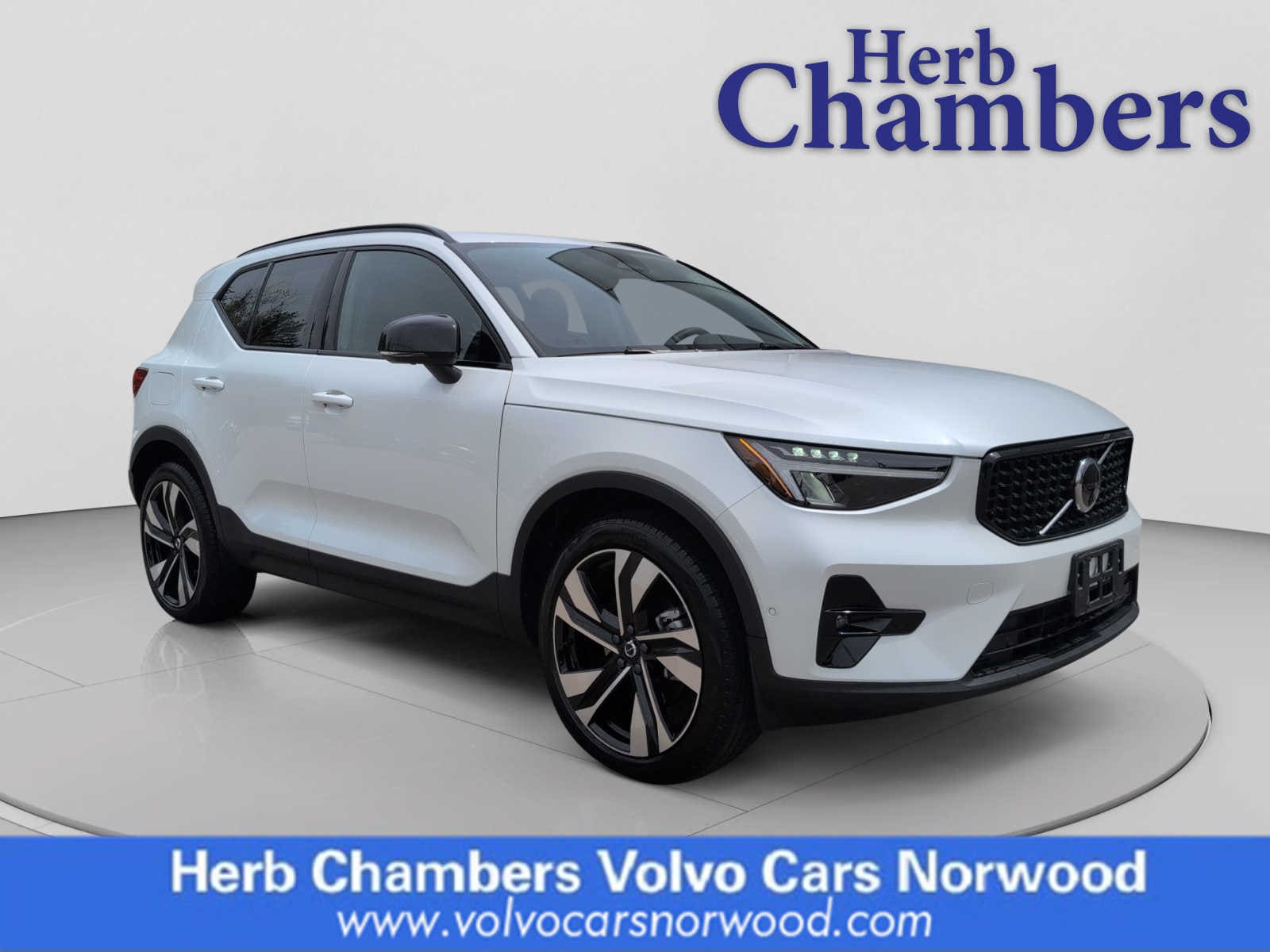 2023 Volvo XC40 B5 Plus Dark AWD's photo