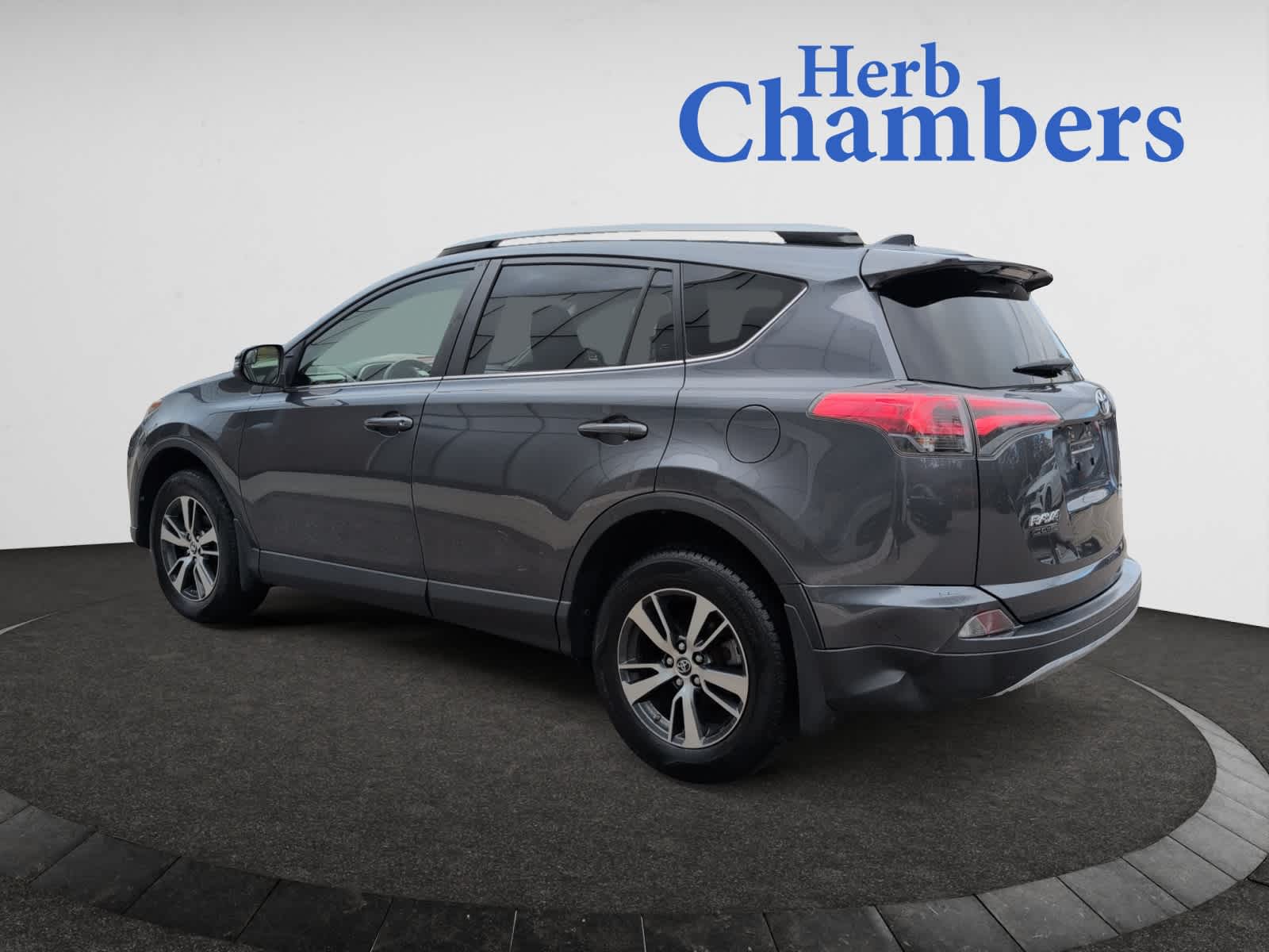 2017 Toyota RAV4 XLE photo 3