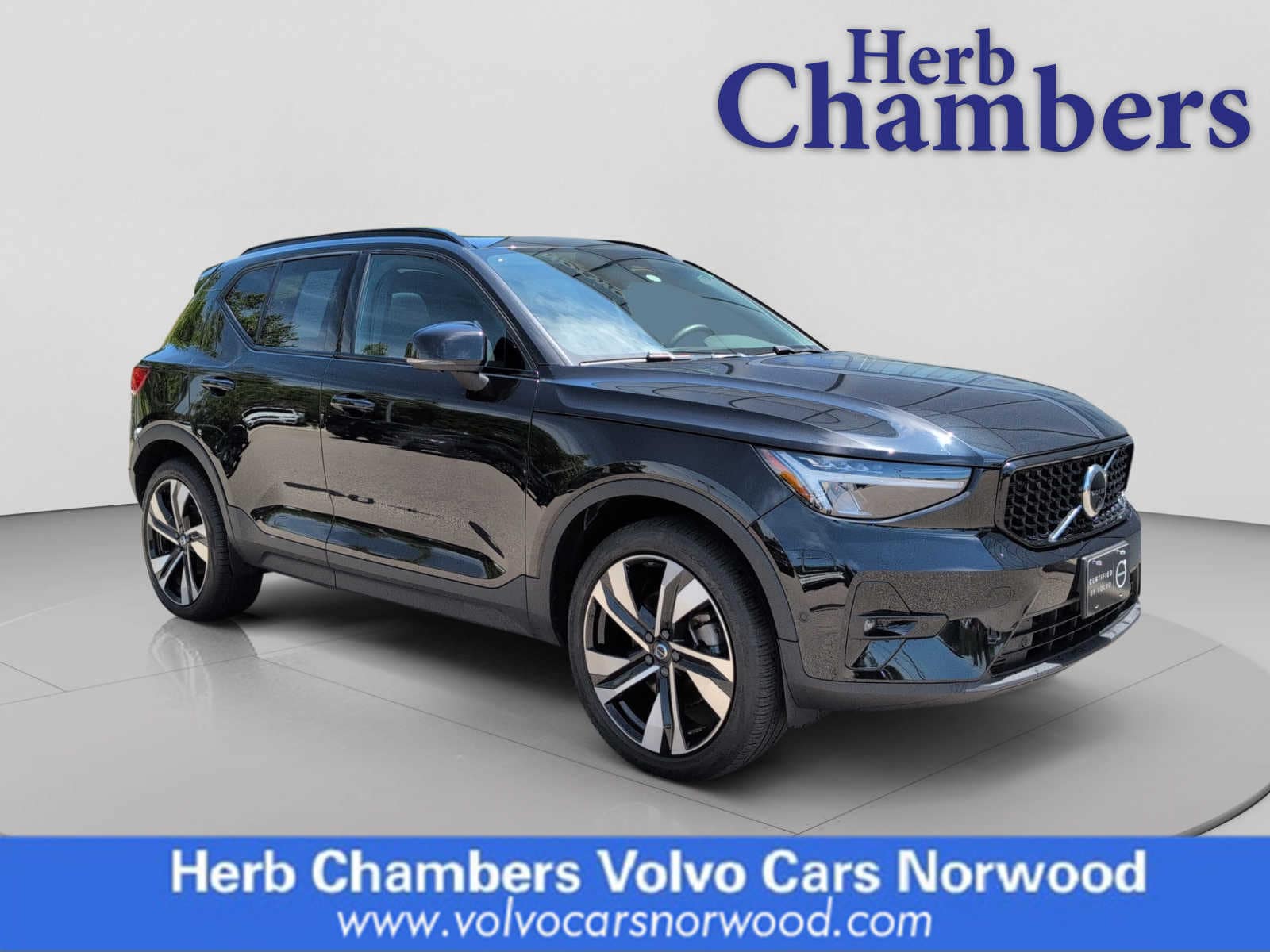 2024 Volvo XC40 B5 Plus Dark AWD's photo