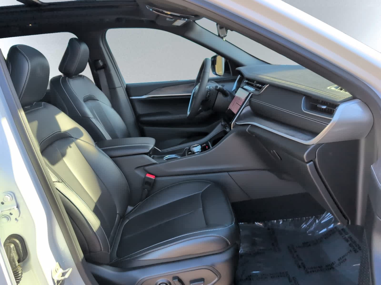 used 2025 Jeep Grand Cherokee car, priced at $38,998