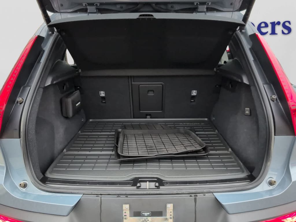 Used 2023 Volvo XC40 B5 AWD Ultimate Dark SUV