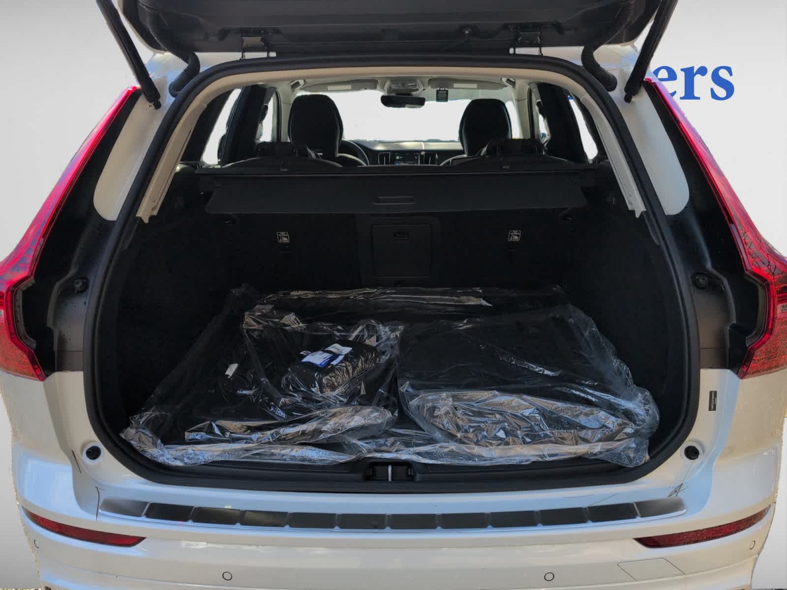 2025 Volvo XC60 B5 Core photo 4