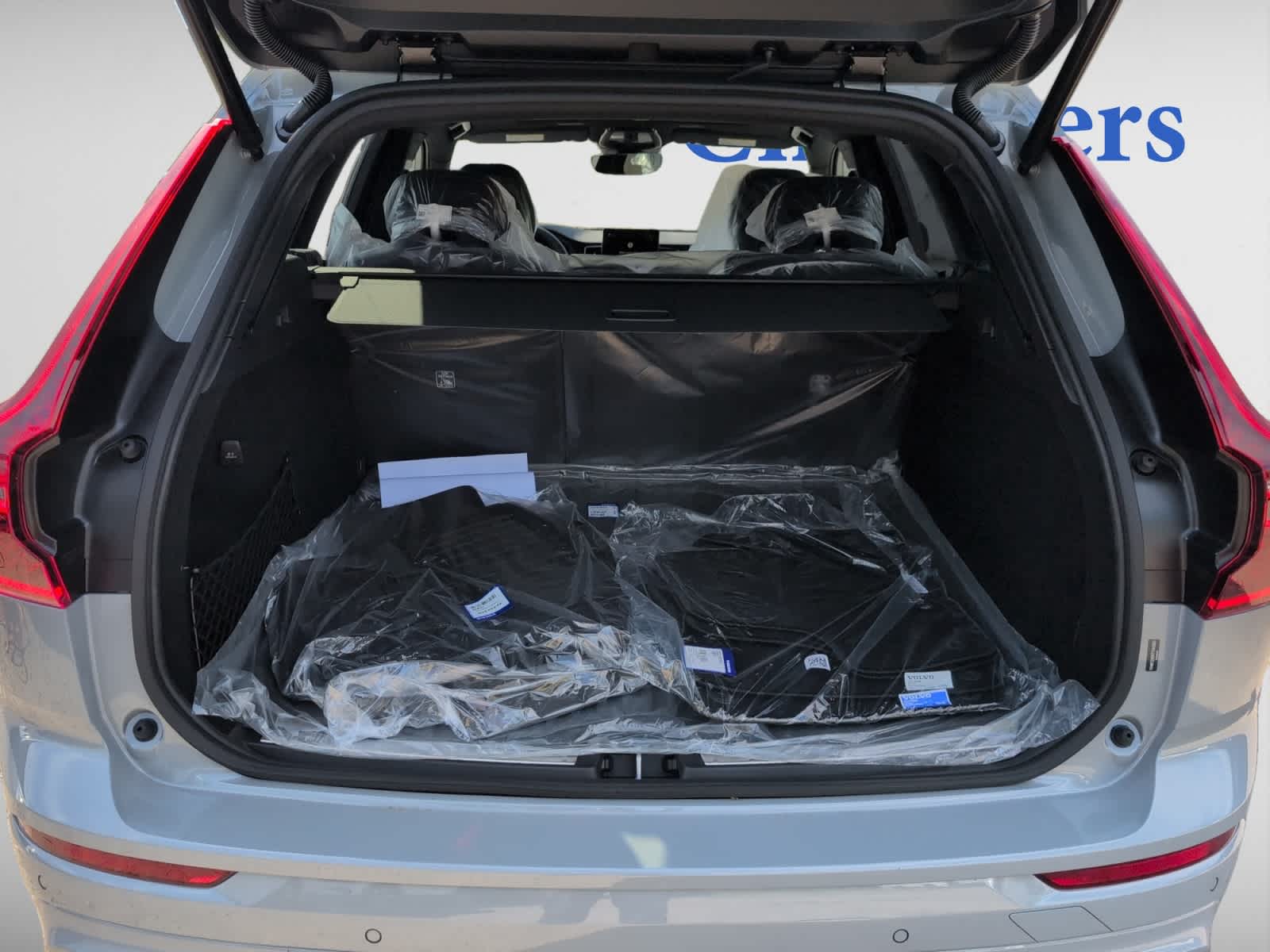 2026 Volvo XC60 B5 Black Edition photo 3