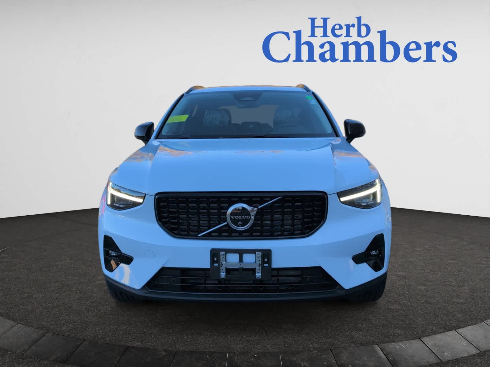 2026 Volvo XC40 Plus photo 2