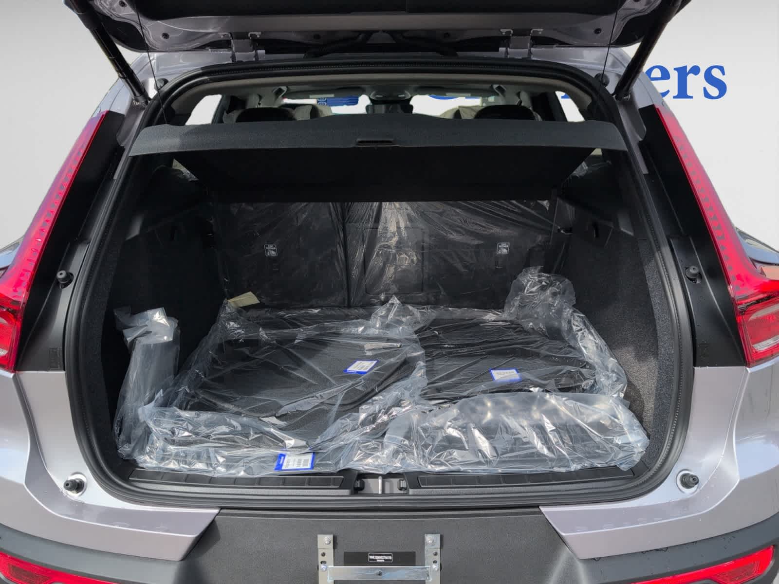 2026 Volvo XC40 Core photo 4