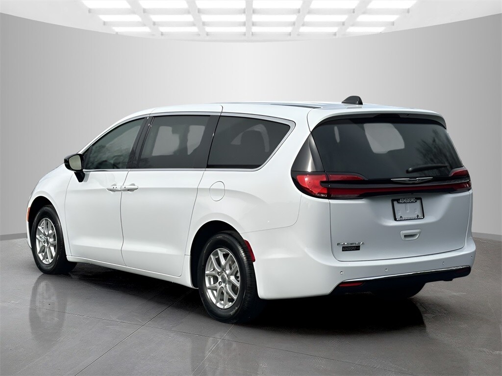 2025 Chrysler Pacifica photo 3