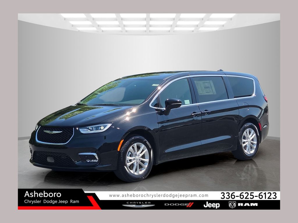 2026 Chrysler Pacifica Select's photo