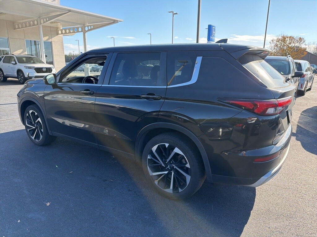 2023 Mitsubishi Outlander SE photo 4
