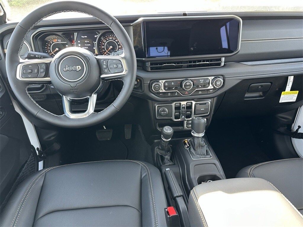 2025 Jeep Wrangler Sahara photo 4