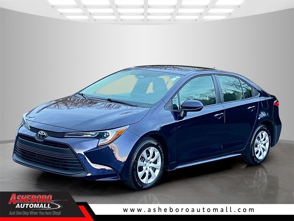 2024 Toyota Corolla LE's photo