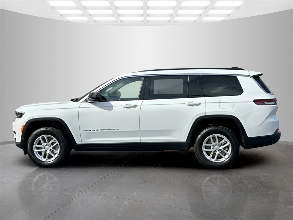 2025 Jeep Grand Cherokee Laredo photo 2