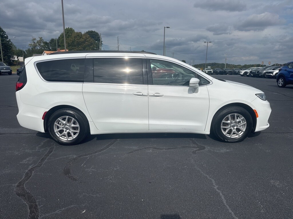 2022 Chrysler Pacifica Touring L photo 3