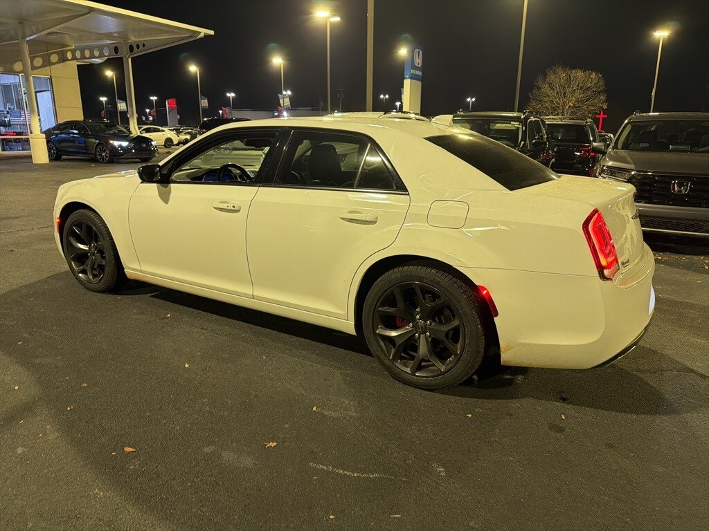 2022 Chrysler 300 Touring photo 4