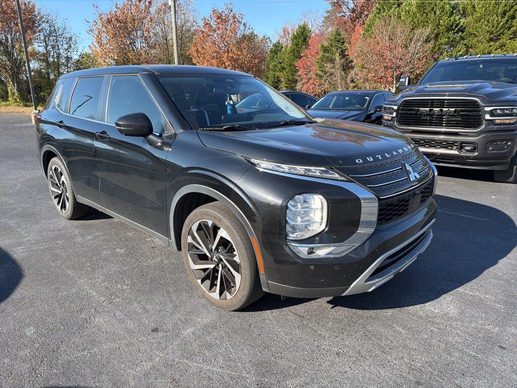 2023 Mitsubishi Outlander SE photo 2
