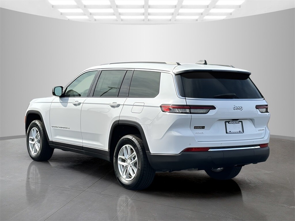 2025 Jeep Grand Cherokee Laredo photo 3