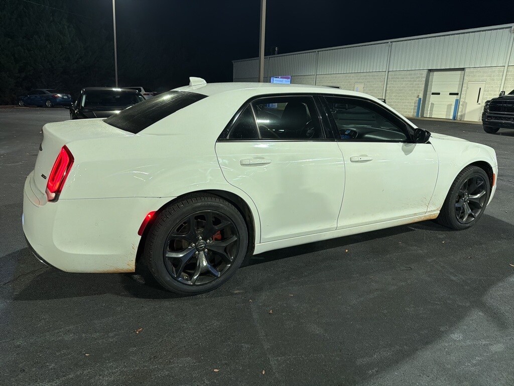 2022 Chrysler 300 Touring photo 3