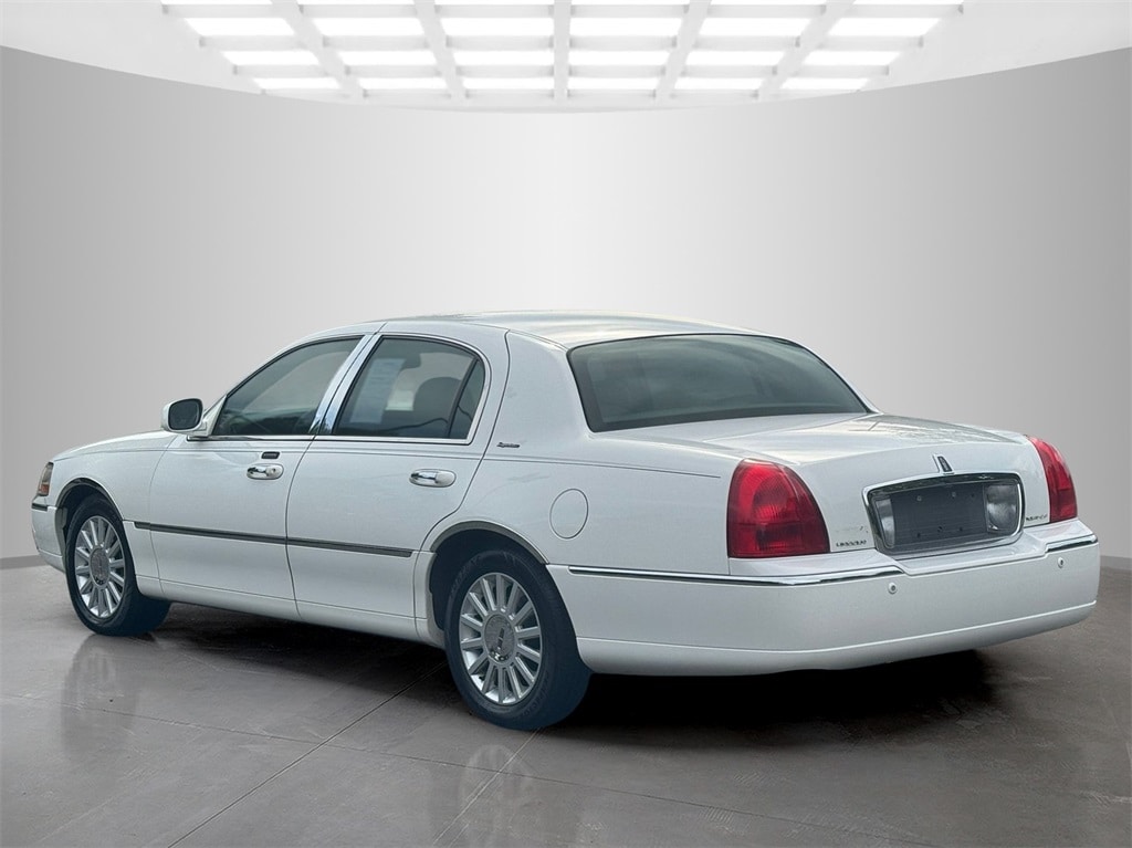 Used 2005 Lincoln Town Car Signature Sedan